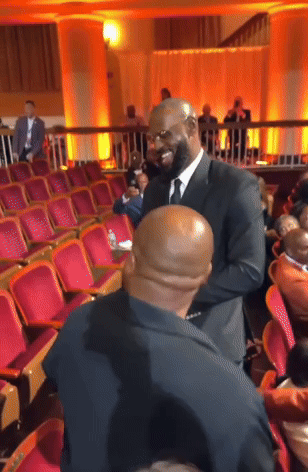 来支持好兄弟！詹姆斯与韦德亮相名人堂，一见面就激情拥抱